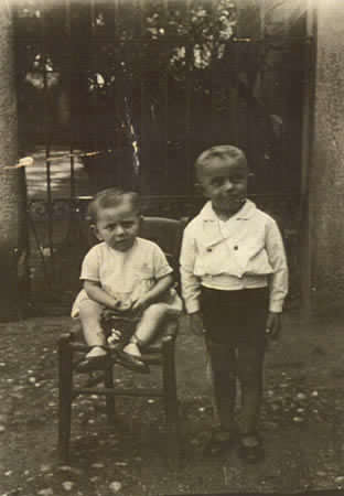 Bambini davanti alla Villa Duprais
